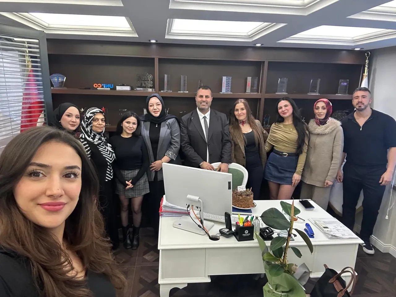 Selçuklu Sigorta ekibi ofiste kutlamada