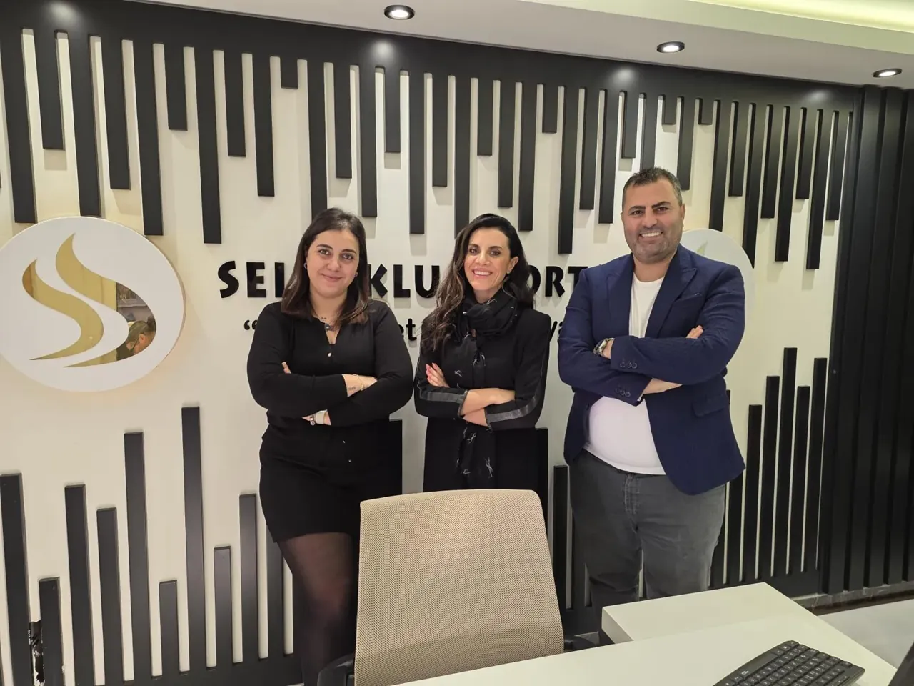 Selçuklu Sigorta logosu önünde ekip üyeleri