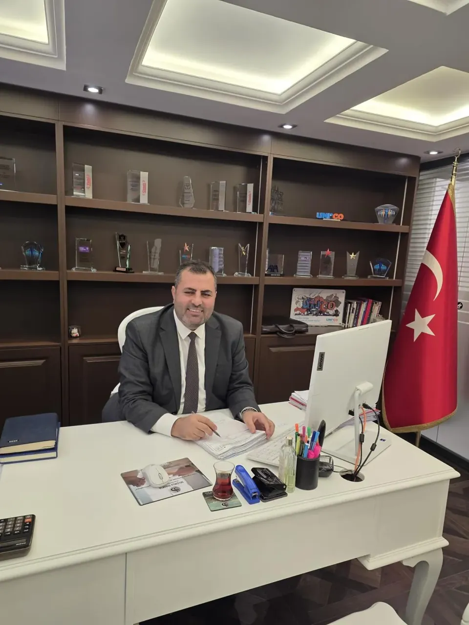Selçuklu Sigorta kurucusu Ferhat Korkut makam masasında