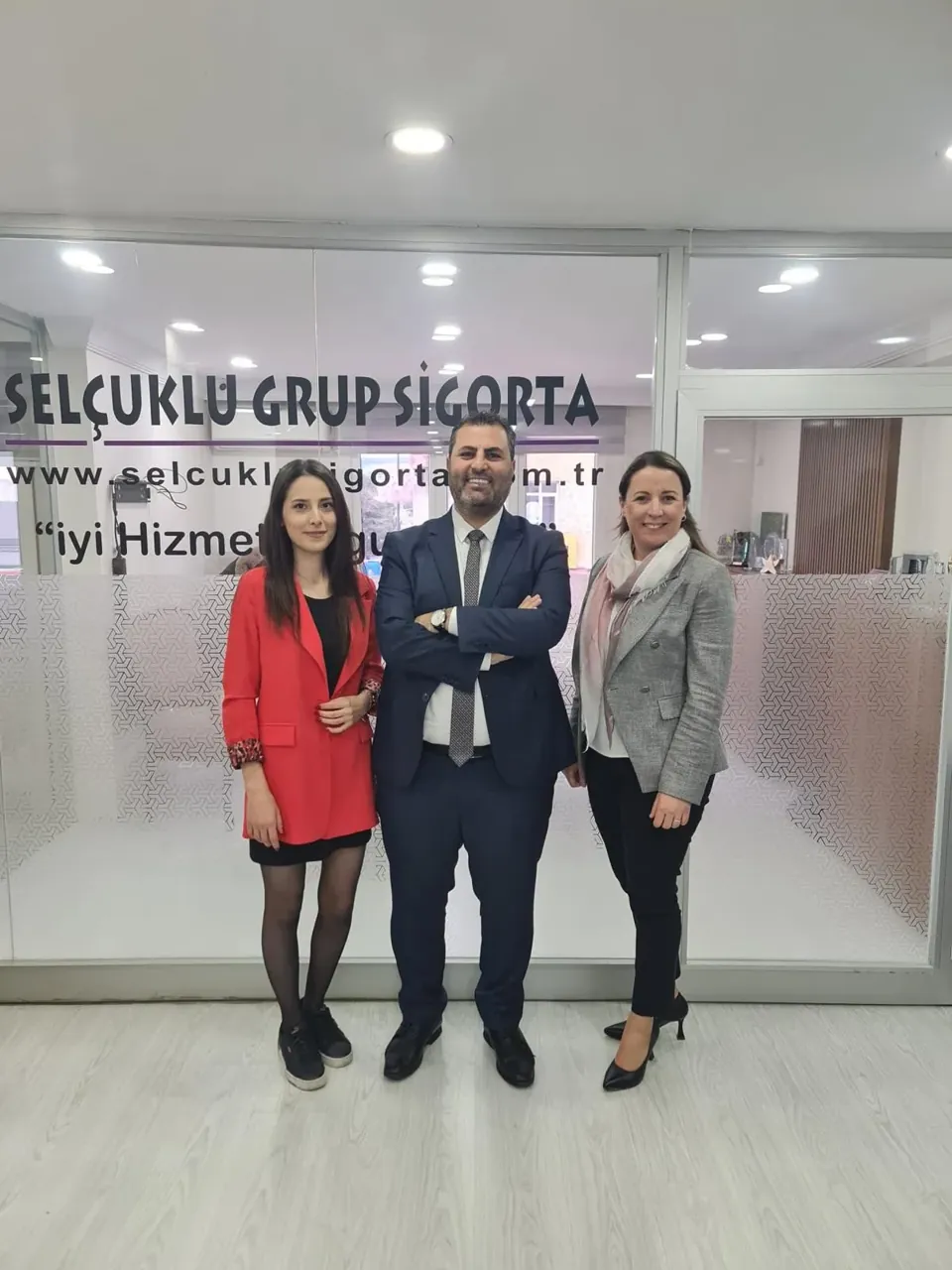 Selçuklu Grup Sigorta ofis girişinde ekip üyeleri
