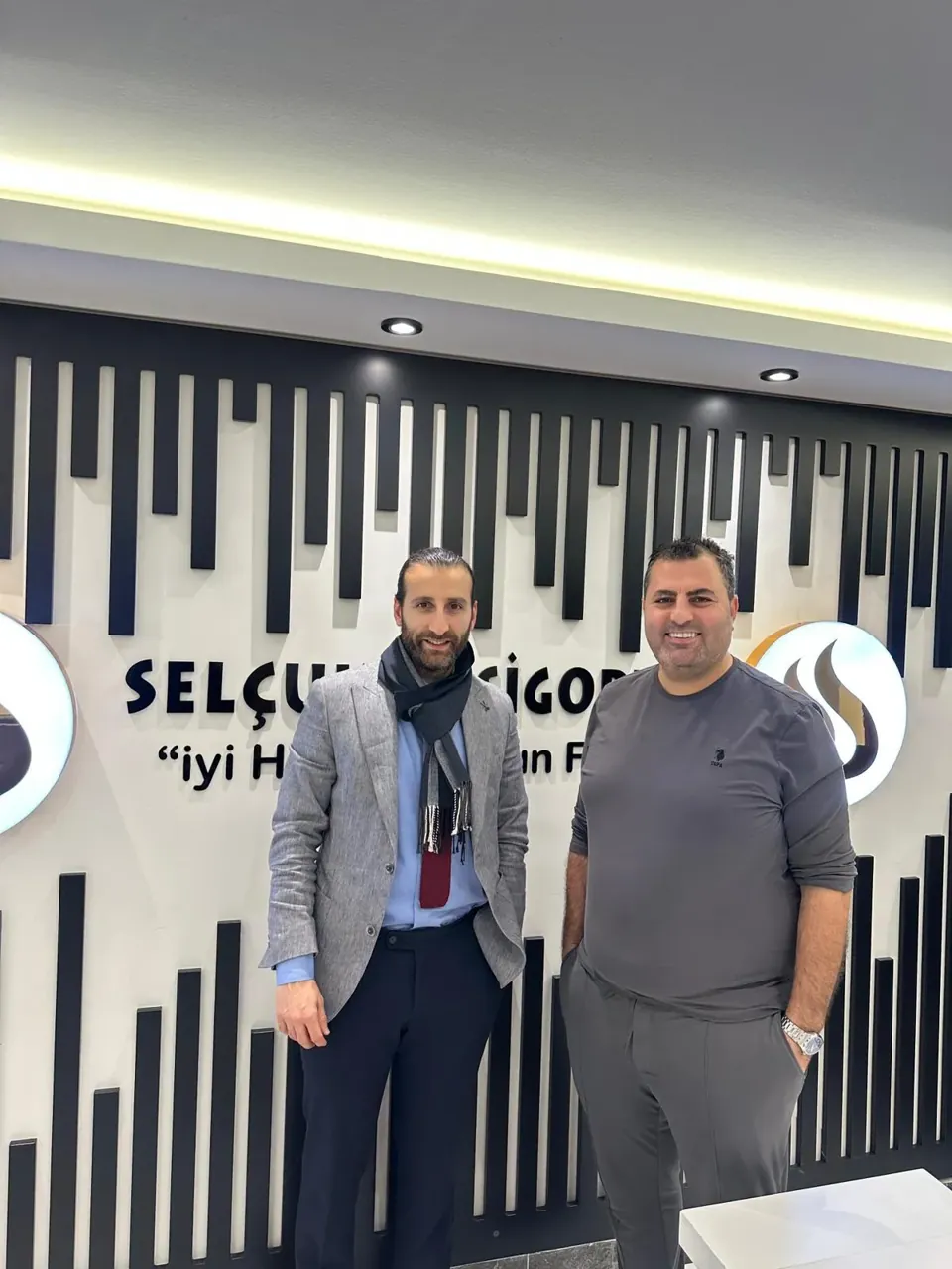 Selçuklu Sigorta ofis girişinde misafir ziyareti