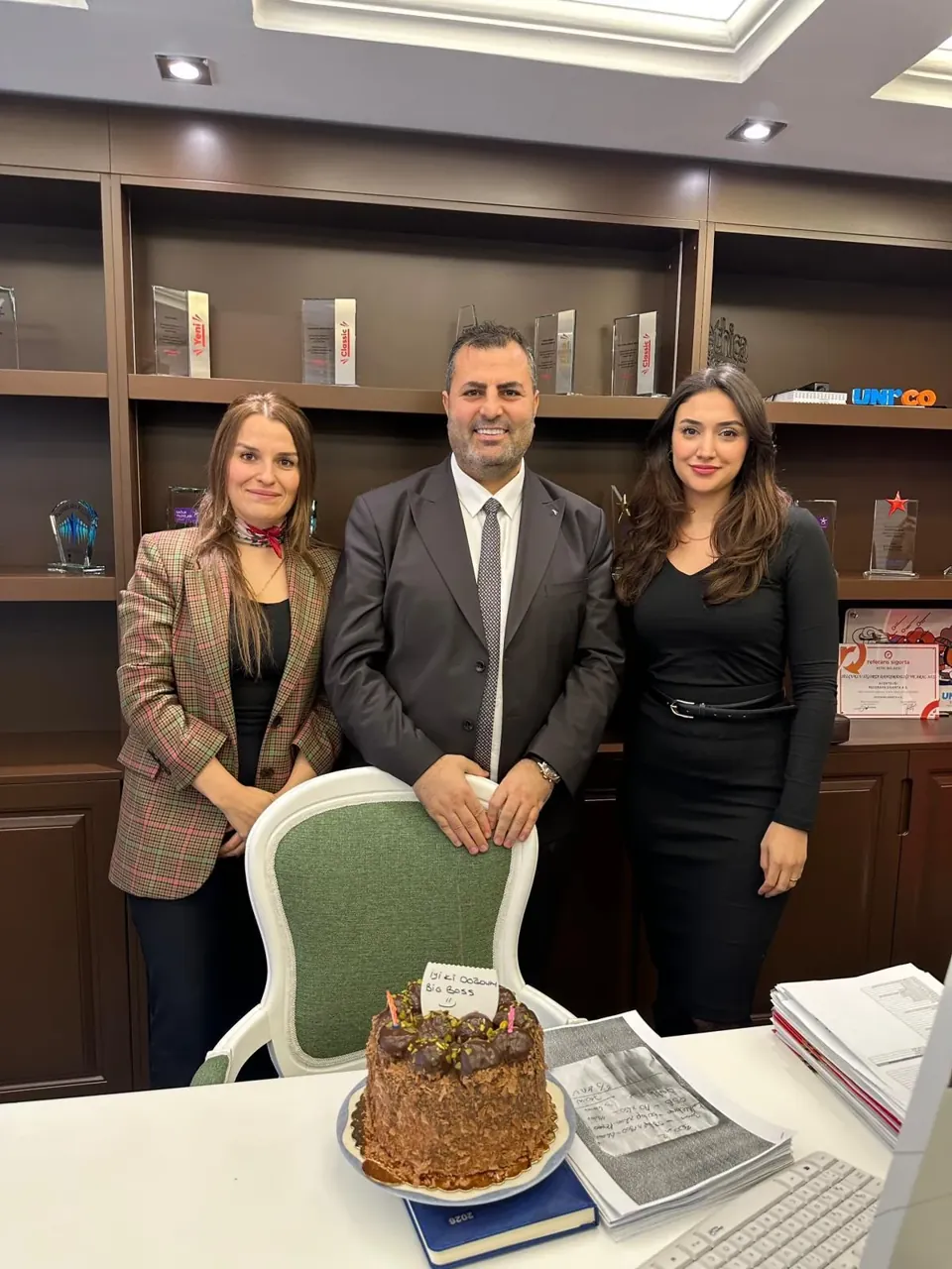 Ferhat Korkut ve ekip arkadaşları ofiste kutlamada