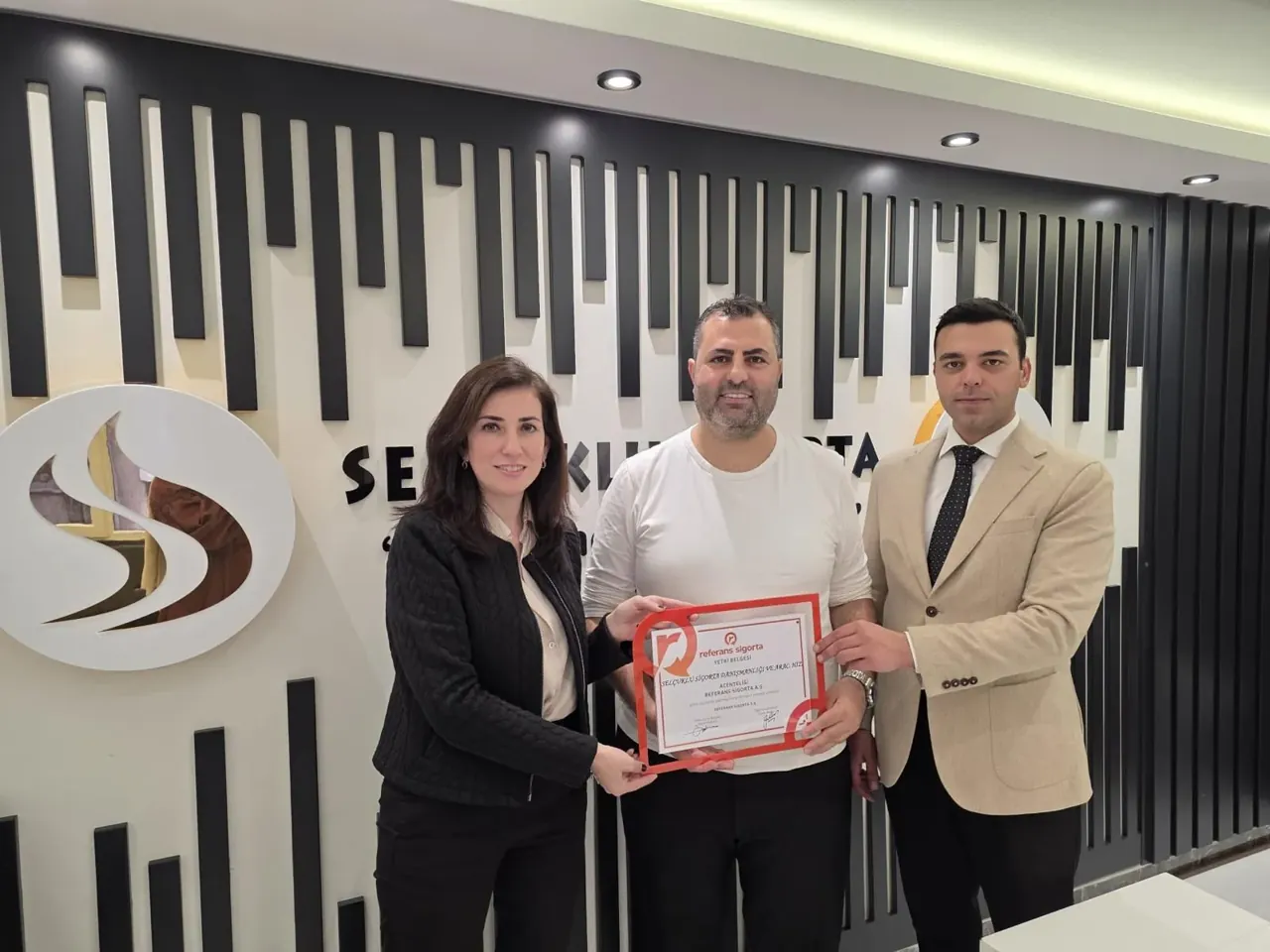 Selçuklu Sigorta ofisinde sertifika takdimi